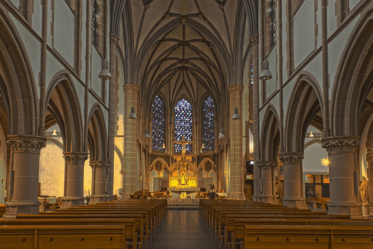 interior de una iglesia y parroquia