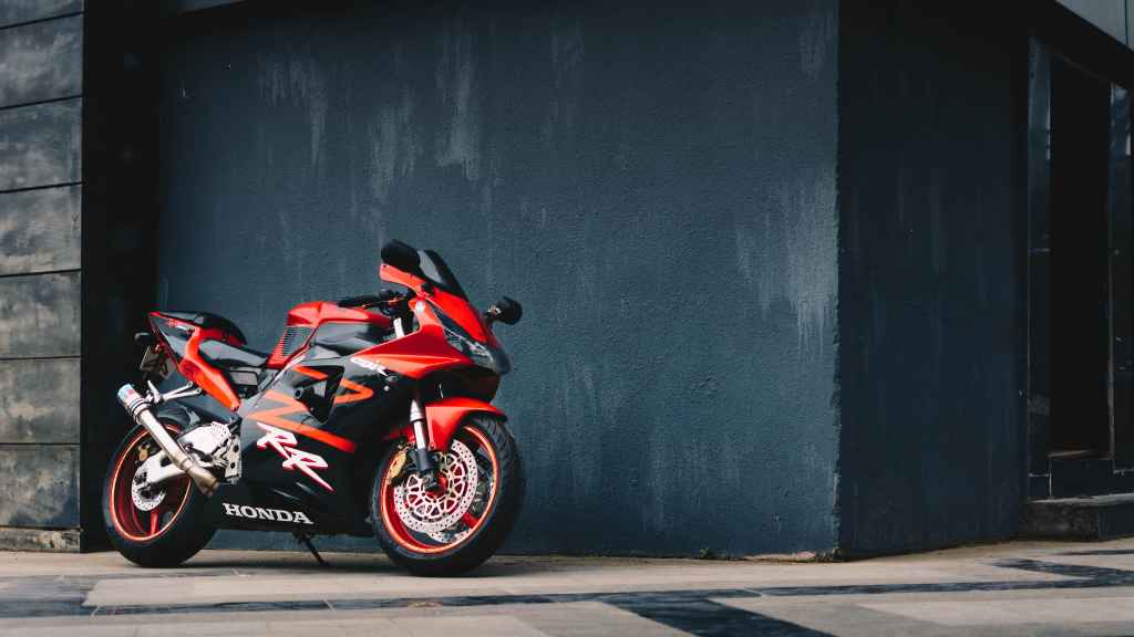 moto de carreras honda negra y roja