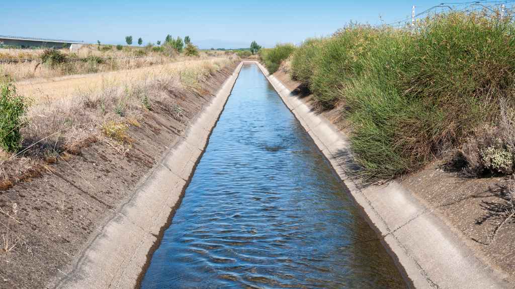 canal de agua y acequia