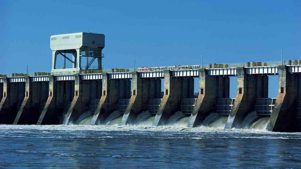 presa y embalse de agua